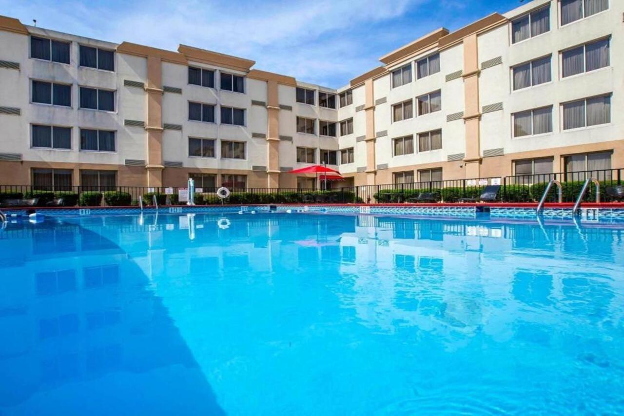 Ramada By Wyndham Birmingham Airport Hotell Eksteriør bilde