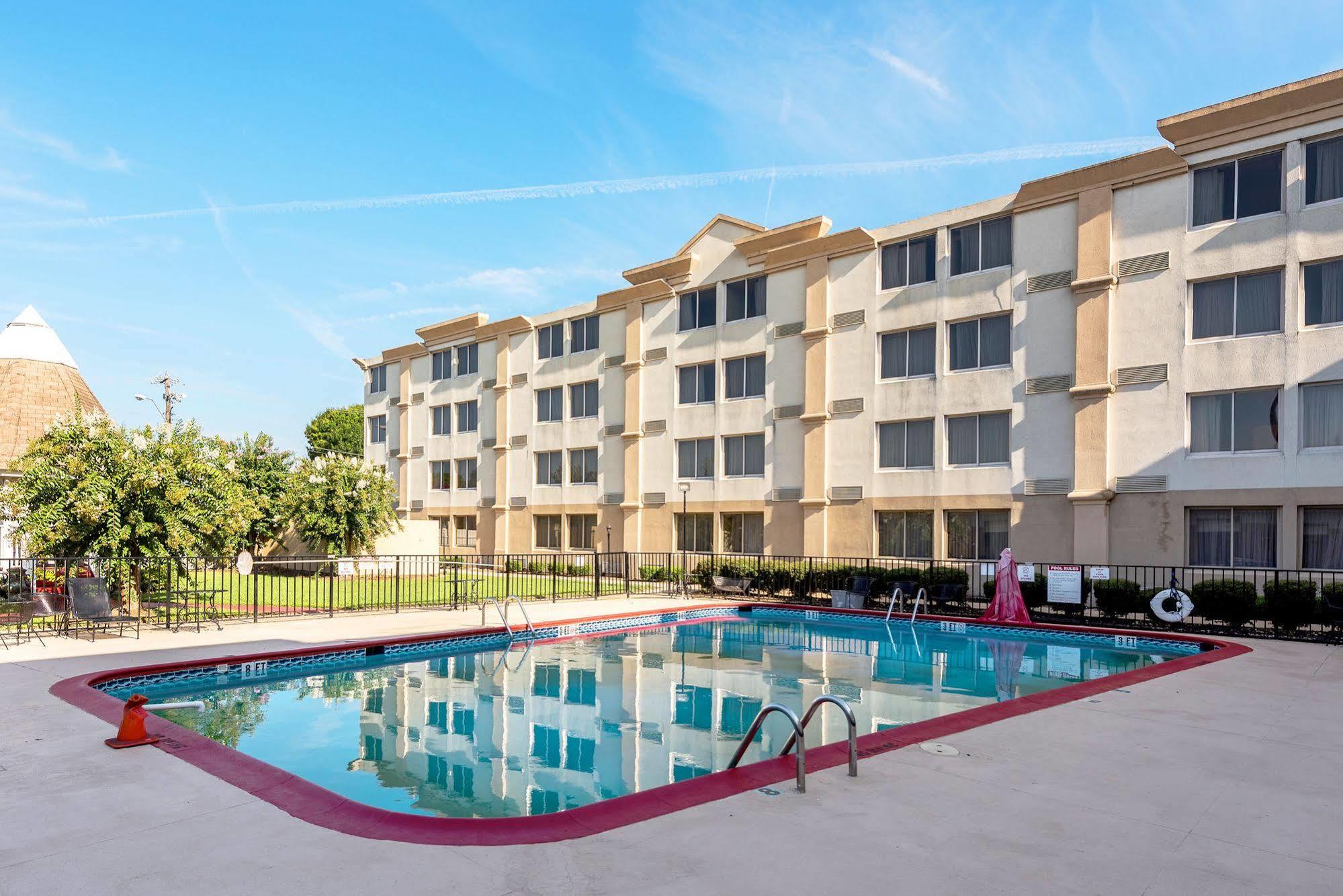 Ramada By Wyndham Birmingham Airport Hotell Eksteriør bilde